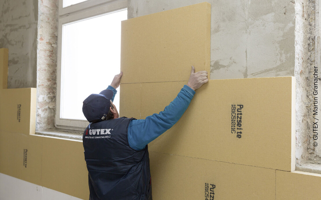 Die Holzfaserdämmplatte Thermoroom wird als Innendämmung auf das Mauerwerk geklebt.