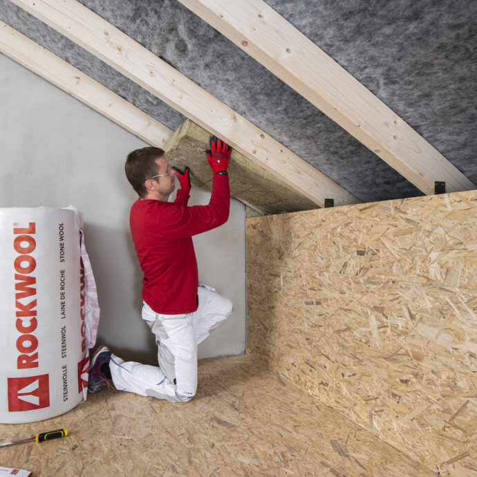 Klemmfilz als Dachdämmung zwischen die Sparren einsetzen