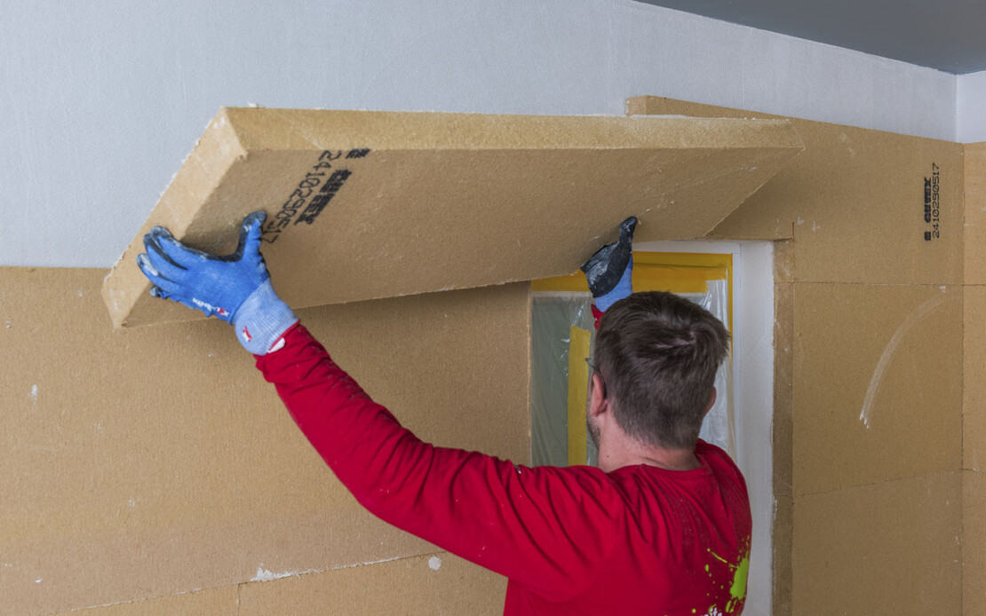 Die Innendämmung wird an die Wand geklebt.