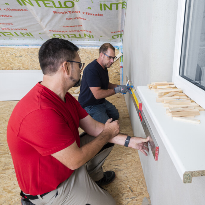 Fluchtlinie für die erste Reihe Trockenputzplatten an der Wand anzeichnen