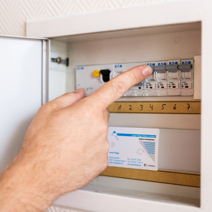 Vor Beginn der Tapetenentfernung den Strom im betreffenden Zimmer am Sicherungskasten ausschalten