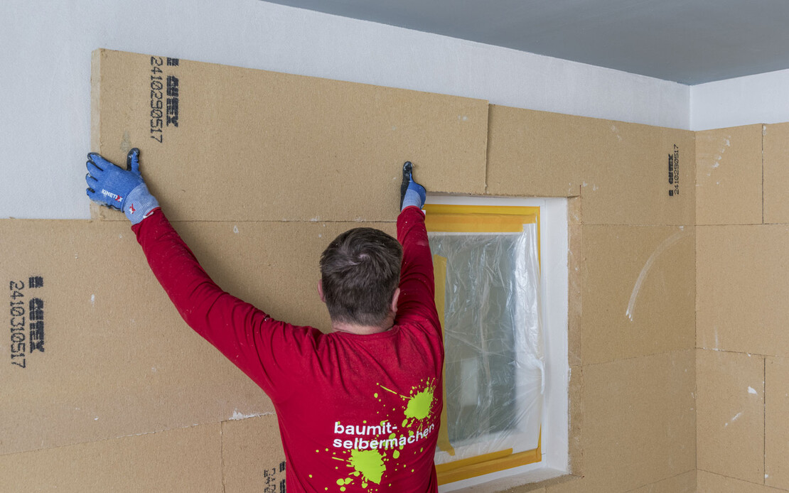 Die Holzfaserdämmplatte wird als geklebtes System an die Wand geklebt.