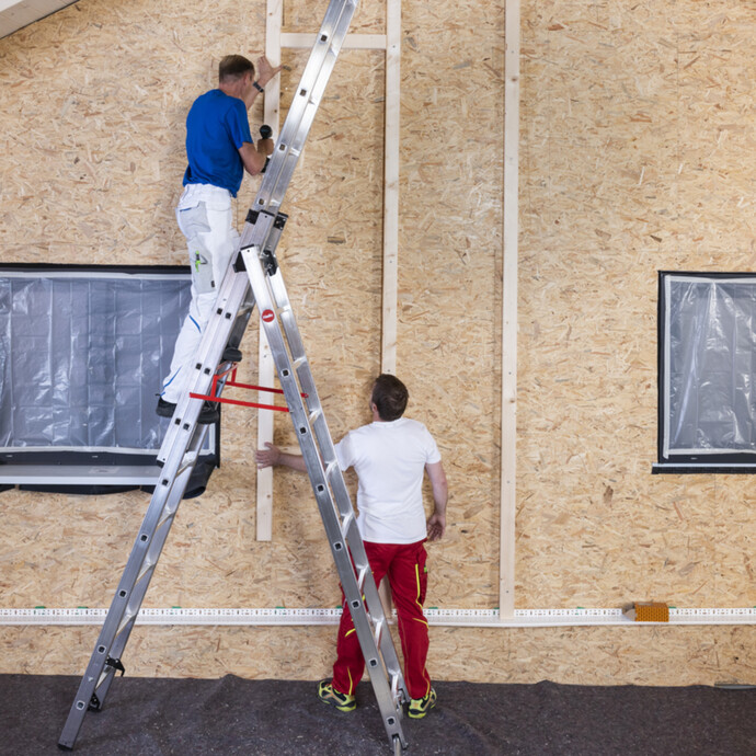 Beim Setzen der Unterkonstruktion der Dämmfassade zu Zweit arbeiten.