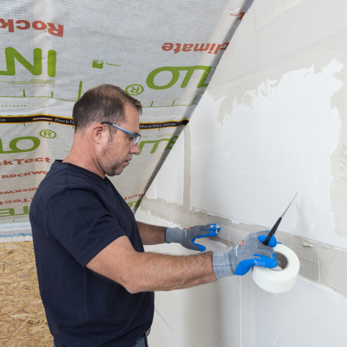 Gewebestreifen für die Fugenspachtelung in den frischen Kalkspachtel einlegen