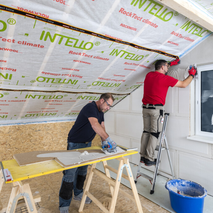 Das Kleben von Trockenputzplatten geht zu zweit schneller