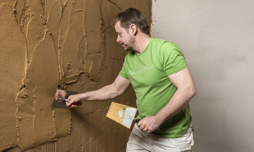 Der Baumit Lehmputz wird innen an der Wand aufgetragen.