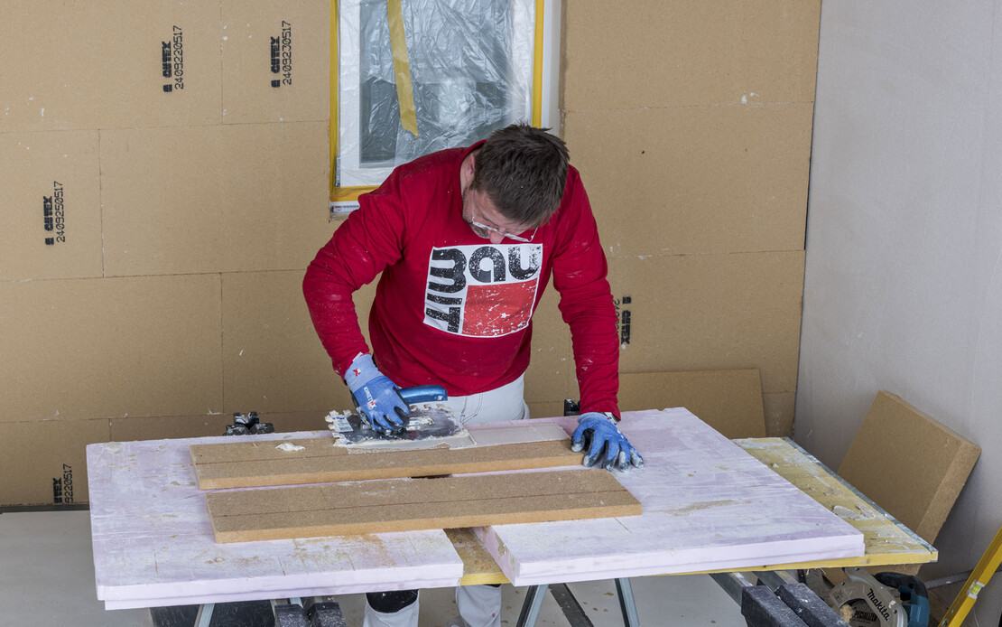 Die Laibung wird mit Holzfaserdämmplatten gedämmt. Dafür wird eine Pressspachtelung aufgetragen.