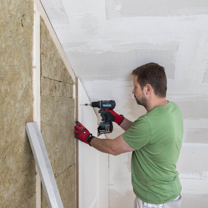 Holzfaserplatte am Ständerwerk der Trockenbauwand verschrauben