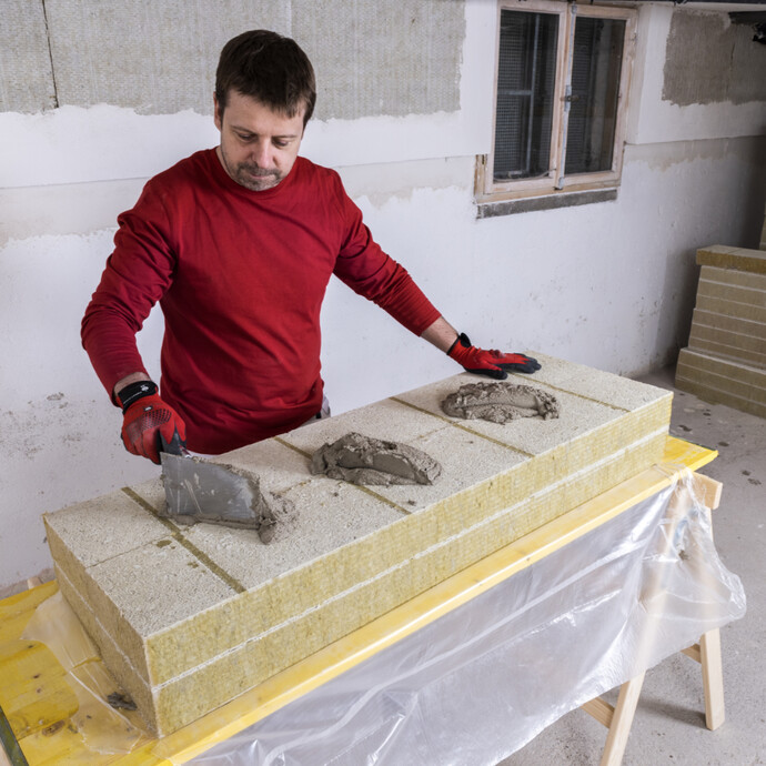 Frischen Klebespachtel auf der Rückseite der Kellerdeckendämmplatte auftragen