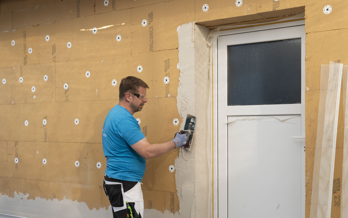 Der Gewebe-Eckwinkel wird auf die Holzfaserdämmung geklebt und mit Baumit Multicontact eingebettet.